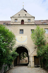 DSC_ 2047 EIngang + Sonnenuhr vom Schloss Mühlberg, 1272 als Wasserburg  erwähnt; 1545 nach einem Stadtbrand  als Jagdschloss wiederaufgebaut.  Spätere Nutzungen erfolgten als Amtsgericht, Gefängnis und seit 1859 Hauptzollamt, in jüngster Zeit als Schule,