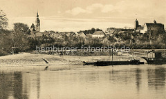 Altes Bild - Blick über die Elbe Richtung Strehla; lks. die spätgotische Stadtkirche „Zum heiligen Leichnam“, re. die Gebäude der Burg.