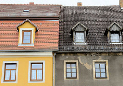 Wohnhäuser am Markt von Strehla, restaurierte Fassade - neugedecktes Dach; Rauhputzfassade, Dachfenster mit Holz verkleidet. Bilder Alt + Neu.