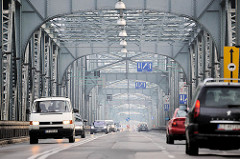 Blick durch die Eisenkonstruktion der Józef-Piłsudski-Brücke in Toruń; Fachwerkbrücke, erbaut 1934.