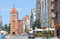Blick durch die Straße Alten Markt / Stary Rynek zum Markttor von Elbląg / Elbing -  gotischer Ursprungsbau von 1314 - Festungsanlage der Stadt.