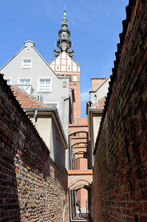 Schmaler Gang zur St. Nikolai Kathedrale in Elbląg / Elbing.