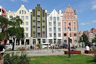 Moderne Neubauten - der historischen Bauweise von Elbląg / Elbing nachempfunden. Brunnen am Kirchvorplatz der Kathedrale St. Nikolai.