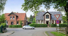 Einzelhäuser / Wohnhäuser mit Giebel über der Eingangstür; Hauptstraße in Hittfeld / Seevetal.
