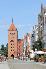 Blick durch die Straße Alten Markt / Stary Rynek zum Markttor von Elbląg / Elbing - gotische Ursprungsbau von 1314 - Festungsanlage der Stadt.