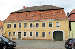 Ehem. Gasthof / Gaststätte Goldener Stern am Markt von Strehla; Barockbau aus dem 18. Jahrhundert - Mansarddach und Tordurchfahrt; jetzt Leerstand.