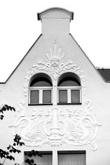 Jugendstilfassade - Art Nouveau Fassaden Dekor, Giebel mit Stuckrelief - Schwänen, Bändern und Sonne; Architektur in Strehla, Kreis Meißen.