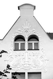 Jugendstilfassade - Art Nouveau Fassaden Dekor, Giebel mit Stuckrelief - Schwänen, Bändern und Sonne; Architektur in Strehla, Kreis Meißen.