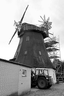 Hittfelder Mühle - erbaut 1875; die Windmühle steht unter Denkmalschutz und wird restauriert.