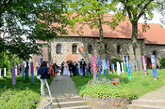 Südseite vom Kirchenschiff der evangelisch-lutherische Kirche St. Mauritius von Hittfeld.