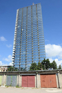 Modernes Hochhaus mit Glasfront - alte Garagen; Bilder aus Klaipėda / Litauen.