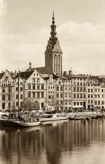 Historische Ansicht vom Flussufer und Hafenanlagen von Elbląg / Elbing - geschlossene Bebauung mit Wohnhäusern, Geschäftshäuser an der Wasserfront.