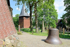 Kirchturm und Gedächnisglocke der evangelisch-lutherische Kirche St. Mauritius von Hittfeld.