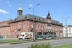 Historische Architektur in Elbląg / Elbing; altes Postamt und Straßenbahn an der Hauptstraße Pocztowa.