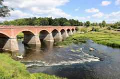 Backsteinbrücke in Kuldīga über die Venta; erbaut im 19. Jahrhundert - mit 164 m die längste Autobrücke aus Ziegel in Europa.