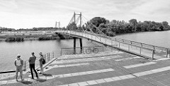 Fußgängerbrücke in Geesthacht - Verbindung zwischen Hafenrand und Werfthalbinsel an der Elbe.