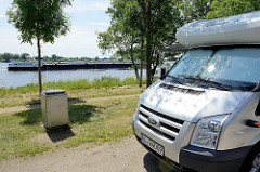 Stellplätze / Parkplätze für Wohnmobile an der Elbe bei Geesthacht - ein Binnenschiff fährt Richtung Schleuse.