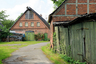 Bauernhaus mit Tenne und Dachboden, gestapeltem Feuerholz - Fachwerkgebäude und Garagen; Impressionen aus Hittfeld / Seevetal.