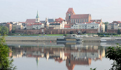 Blick über die Weichsel zur Altstadt von Toruń - im Bildzentrum die Johannes dem Täufer als auch dem Evangelisten Johannes geweihte Kirche aus dem 13. Jahrhundert; lks. die Heilig-Geist-Kirche aus dem Barock, erbaut 1754.