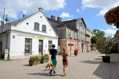 Geschäftshäuser - Wohngebäude in der Fussgängerzone Liepājas iela in Kuldīga / Lettland.