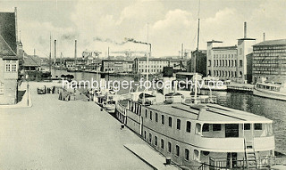 Alte Fotografie von Industrieanlagen / Hafen von Elbląg / Elbing - im Vordergrund ein Fahrgastschiff, Ausflugsdampfer am Anleger.