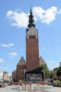 Kirchenvorplatz  mit Brunnen in Elbląg / Elbing - ehemalige Stadtpfarrkirche St. Nikolai, seit den 1950er Jahren Dom zum Heiligen Nikolaus (gotisch, 13. bis 15. Jahrhundert, umgebaut im 18. Jahrhundert.)