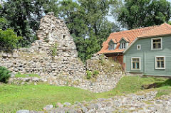 Burg des Livländischen Ritterordens aus dem 13. Jahrhundert in Valmiera, Lettland. Die Anlage wurde im Nordischen Krieg 1702 zerstört und ist nur als Ruine erhalten.