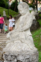 Schlosspark von Cēsis, angelegt 1812; Treppen mit Skulpturen.