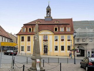 Rathaus von Strehla, Barock-Architektur von 1751, lks. die kursächsische Postdistanzsäule - ursprünglich aufgestellt 1729.