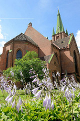 Sankt Annen Kirche in Kuldīga / Lettland  - erbaut 1904 - Architekt Wilhelm Neumann; neogotische Backstein-Architektur, blühende Blumen.