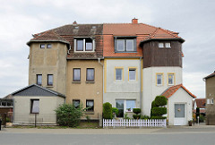 Doppelvilla in Strehla; symmetrische Bauweise - unterschiedliche Stadien der Renovierung / Fassadengestaltung.