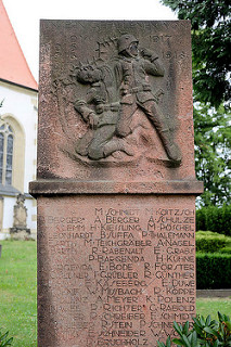 Denkmal, Erinnerung an die Gefallenen des I. Weltkrieg - Relief von Soldaten; Strehla - Landkreis Meißen.