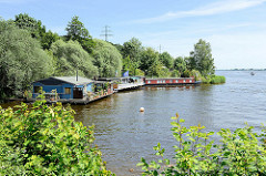 Liegeplätze von Hausbooten an der Elbe bei Geesthacht.