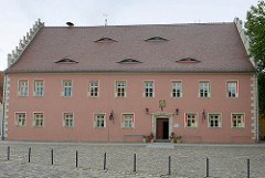 Rathaus von Mühlberg / Elbe, erbaut 1549; zweigeschossiger Putzbau unter einem steilen Satteldach - Dachfenster / Fensterform Ochsenauge, Fledermausgaube.