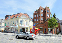 Historische und moderne Bebauung  - Wohnhäuser / Geschäftshäuser in der Bergedorfer Straße von Geesthacht.
