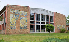 Oberschule Strehla, erbaut 1961; Wandbild  / Mosaik - Künstler Rudolf Sitte.