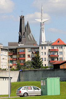 Wohnblocks / Wohnhäuser - im Hintergrund die Kirche der Mutter Gottes, der Königin  von Polen, erbaut 1975 - Bilder aus Elbląg / Elbing.