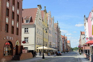 Neubauten mit teilw. historisierenden Fassaden; Straße Wigilijna in Elbląg / Elbing.