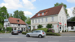 Wohnhäuser / Geschäftshäuser an der Kirchstraße / Jesteburger Straße von Hittfeld.