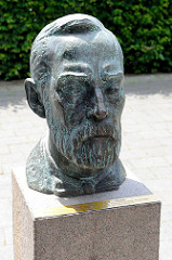 Bronzebüste von Alfred Nobel (1833-1896) in der Innenstadt von Geesthacht - Nobel errichtete 1865 eine Fabrik für Nitroglycerin bei Geesthacht.