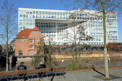 Neubauten / Spiegelgebäude am Ericusgraben, Ericusspitze in der Hamburger Hafencity; lks. ehem. Zollgebäude an der Ericusbrücke.