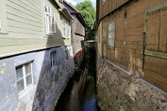 Alekšupīte-Bach in Kuldīga, schmales Gewässer zwischen den Wohnhäusern der Stadt.