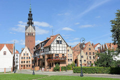 Panorama der Altstadt in Elbląg / Elbing; rekonstruiertes Fachwerkgebäude - Kirchturm der St. Nikolai Kathedrale.