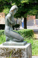 Bronzeskulptur Knieende nackte Frau - Kuldīga / Lettland.