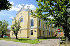 Ehem. Synagoge in Kuldīga / Lettland, erbaut 1875 während der Herrschaft von Zar Alexander II; in den 1950er Jahren zum Kino umgebaut, seit 2011 Sitz der Stadtbibliothek.