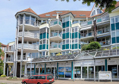 Moderne Architektur in Geesthacht - Wohnhaus mit Balkons, Kundenzentrum der Stadtwerke in der Schillerstraße.