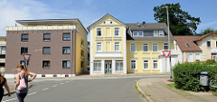 Wohnhäuser an der Lauenburger Straße in Geesthacht - moderner kubischer Neubau, historischer Altbau der Gründerzeit.