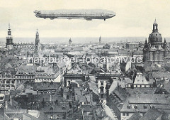 Historische Luftansicht der Stadt Dresden - Luftschiff über den Häusern.