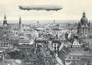 Historische Luftansicht der Stadt Dresden - Luftschiff über den Häusern.