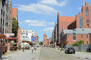 Blick durch die Straße Alten Markt / Stary Rynek zum Markttor von Elbląg / Elbing - Ursprungbau gotischen Ursprungsbau von 1314 - Festungsanlage der Stadt.